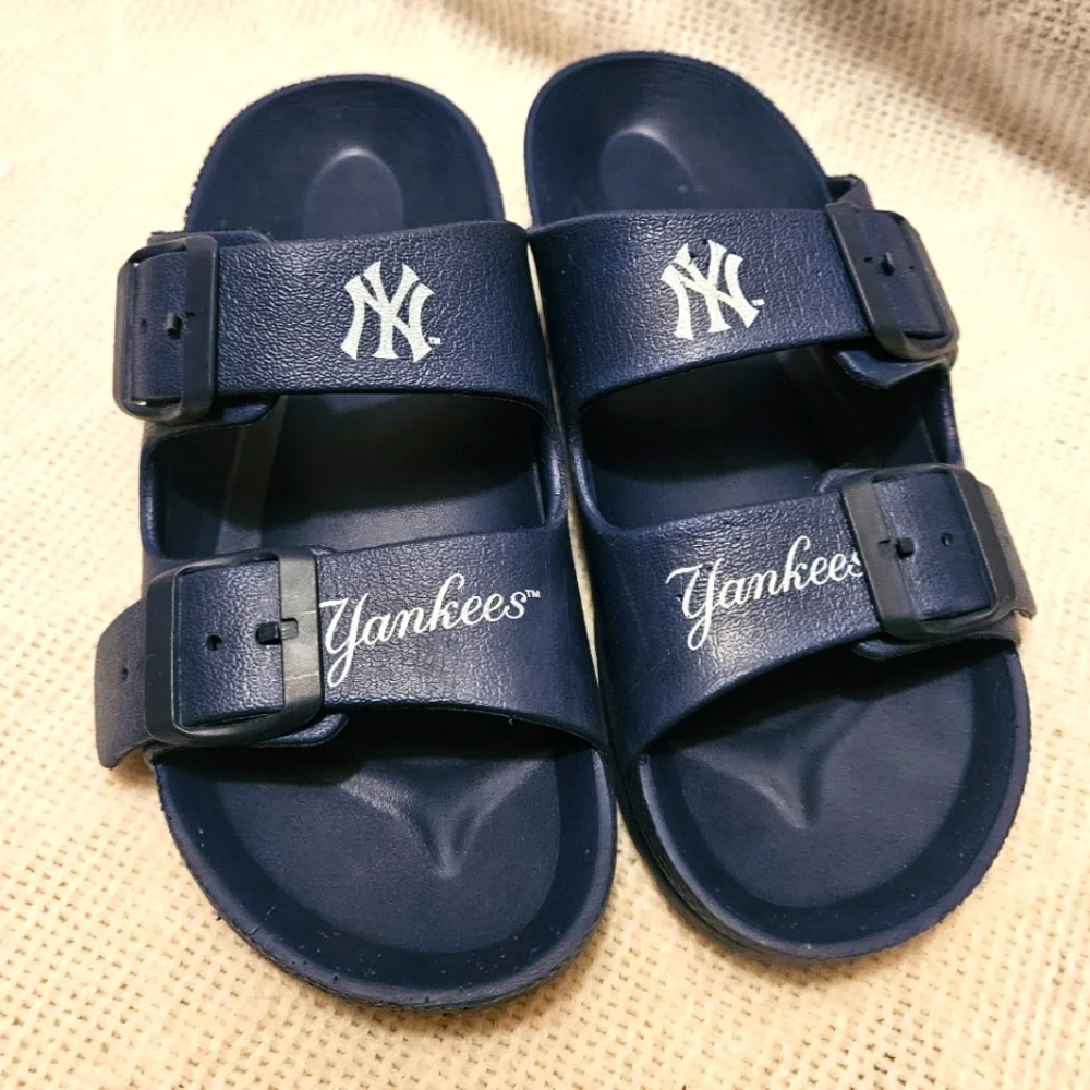 Yankees~ Double buckle~slip on sandles~ Size Small~5-6 Adult